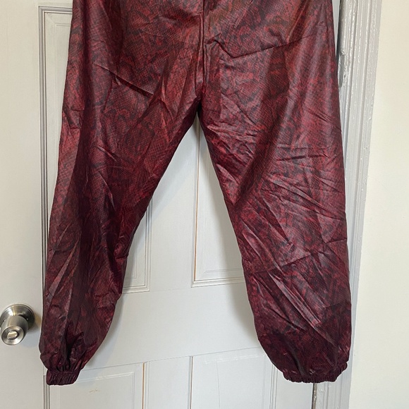 Nike Red snake skin jogger - Picture 4 of 4